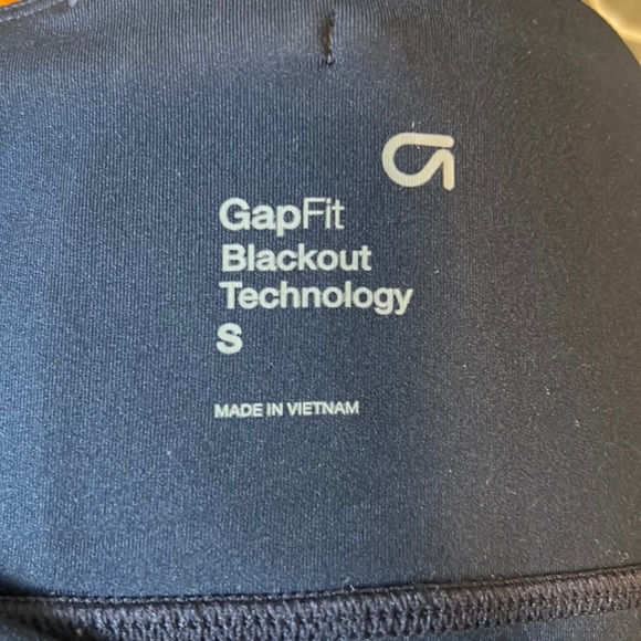 Women’s GapFit Blackout Technology Capri leggings (Size: Small) - Picture 2 of 3